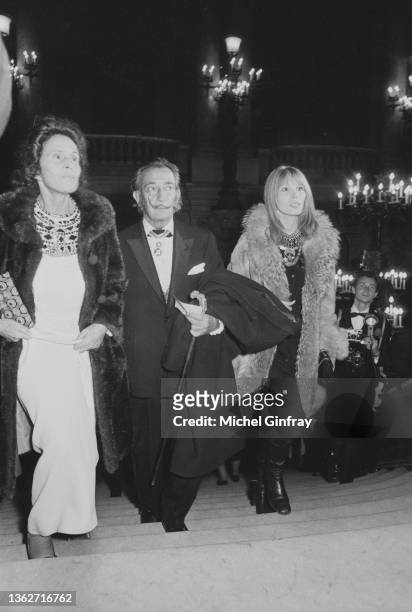Le peintre Salvador Dali, entouré de sa femme Gala Dali et de sa muse Amanda Lear, est venu assister à la première de "Boris Goudounov" à l'Opéra.