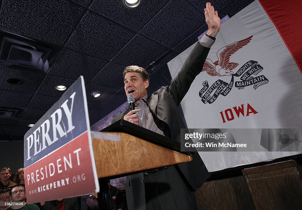 Rick Perry Campaigns In Iowa Days Before Caucuses