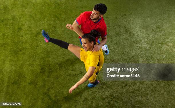 vista ad alto angolo di giocatori di calcio o di calcio in movimento, azione su pavimenti in erba. concetto di movimento e azione, sport - football bulge foto e immagini stock