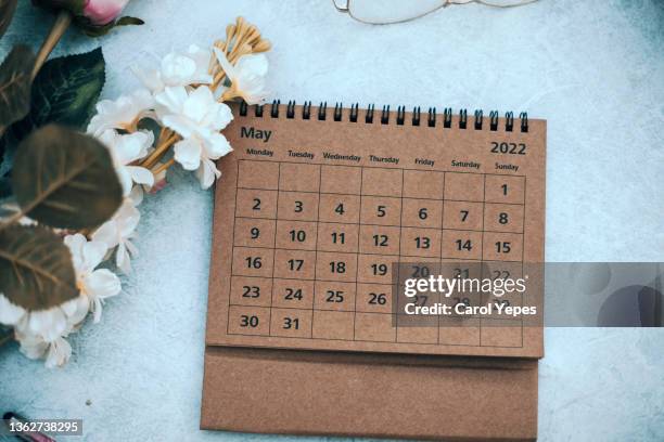 2022 may calendar with flowers in a white surface.top view - maio imagens e fotografias de stock