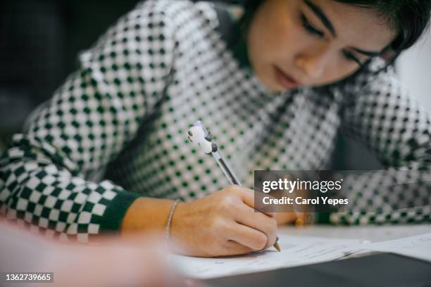 close up teenager doing homework - spilling fotografías e imágenes de stock