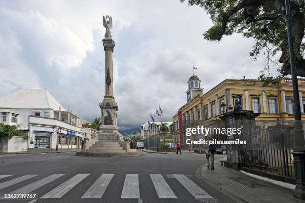 st. denis kriegsdenkmal und hotel de ville, la réunion - saint denis de la reunion stock-fotos und bilder