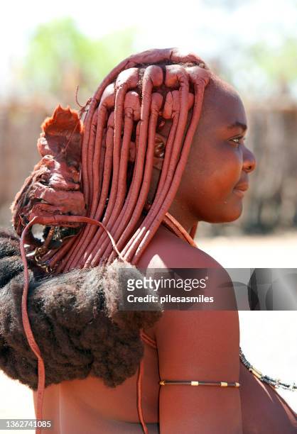 geflochtene frisur der himba-frau im himba-stammesdorf, damaraland, namibia, südliches afrika - african tribal face painting stock-fotos und bilder