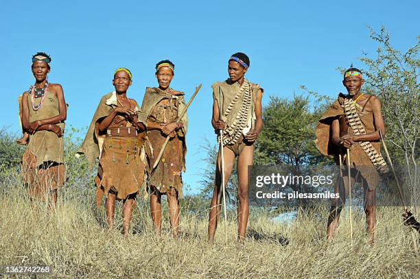 san bush people on hilltop, makgadikgadi pans, botswana, southern africa - botswana clothing stock pictures, royalty-free photos & images