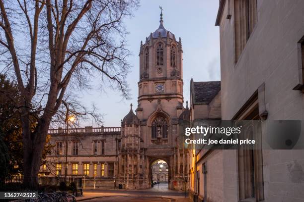 night, tom tower, christ church, oxford, oxfordshire, england - oxford universität stock-fotos und bilder