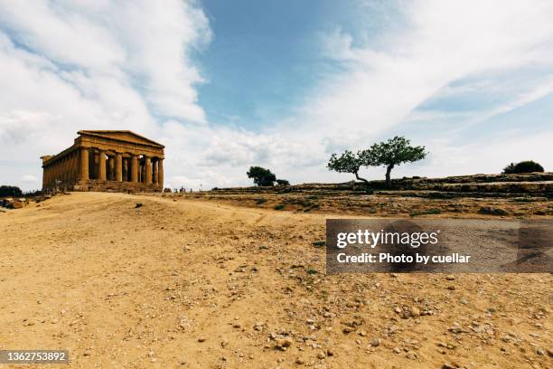 greek temple - agrigento stockfoto's en -beelden