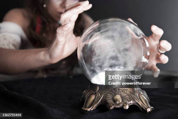 cartomante olhando para uma bola de cristal - fortune teller - fotografias e filmes do acervo