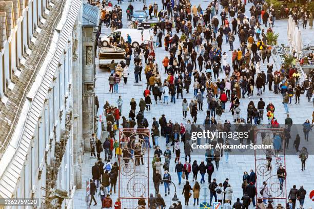 crowds of people on the streets of vienna, aerial view, austria - esplosione demografica foto e immagini stock