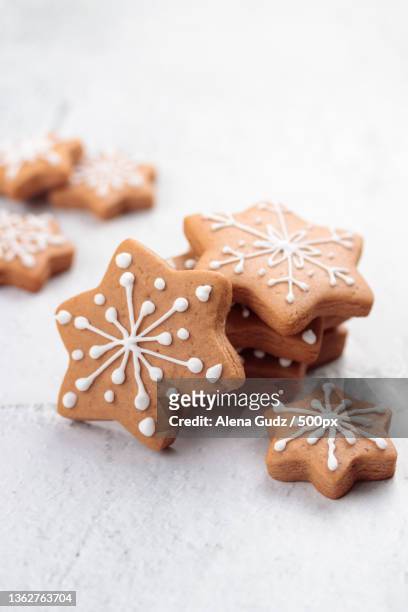 gingerbread snowflakes,high angle view of cookies on table - gingerbread cake stock pictures, royalty-free photos & images