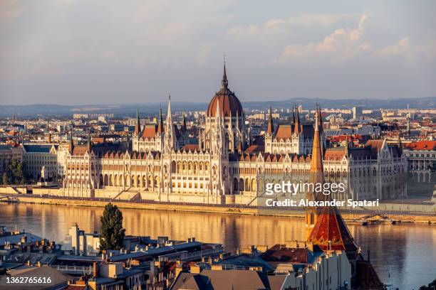 budapest skyline with hungarian parliament at sunset, hungary - budapest skyline stock pictures, royalty-free photos & images