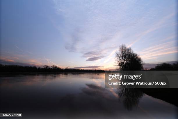 layak on loire at sunset,scenic view of lake against sky during sunset,luynes,france - indre y loira fotografías e imágenes de stock