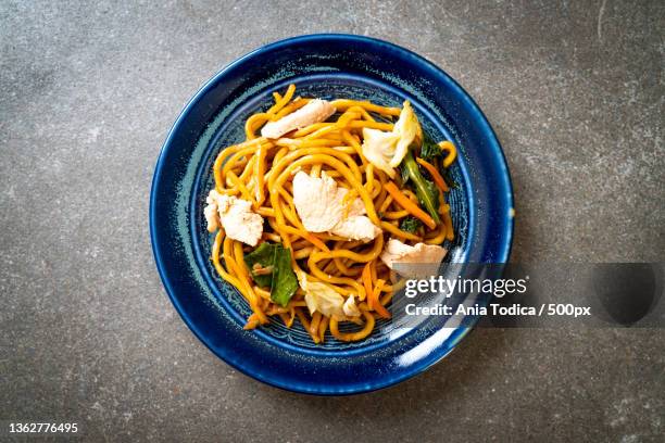 stir-fried yakisoba noodles with chicken,directly above shot of pasta in plate on table - yakisoba stockfoto's en -beelden