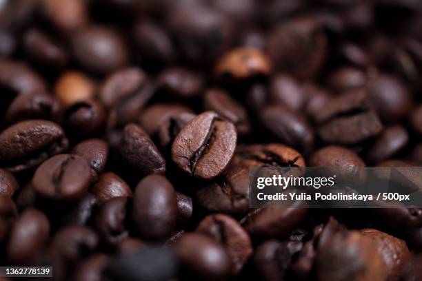 full frame shot of roasted coffee beans - geröstete kaffeebohne stock-fotos und bilder