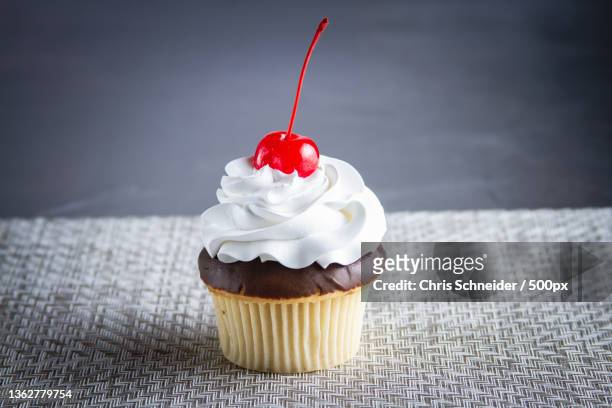 american food,close-up of cupcake on table,massachusetts,united states,usa - ホイップクリーム ストックフォトと画像