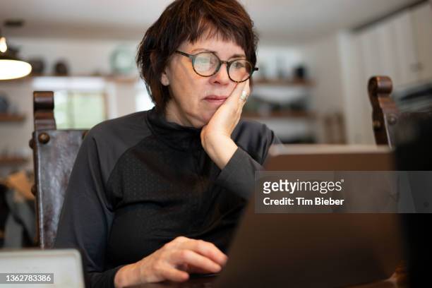 woman working on computer at home. - staring stockfoto's en -beelden