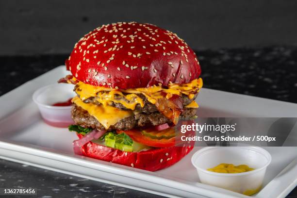 american food,close-up of burger on table - nobody burger colour image not illustration stockfoto's en -beelden