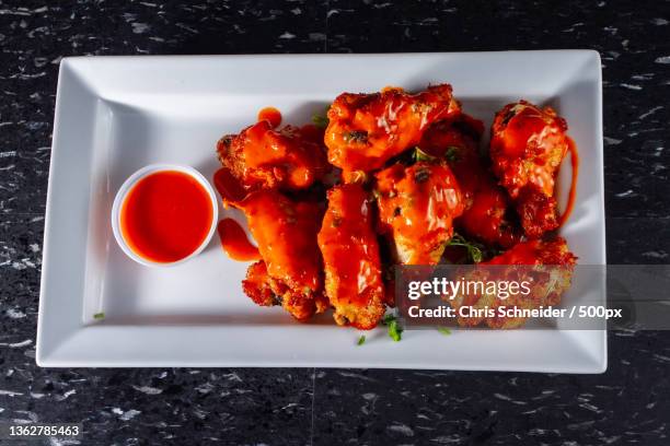 american food,directly above shot of meat in plate on table - buffalo wings stock pictures, royalty-free photos & images