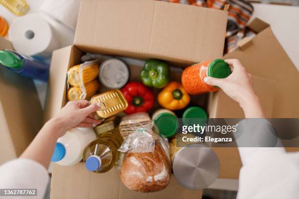 details of volunteer with box of food for poor - food pantry 個照片及圖片檔