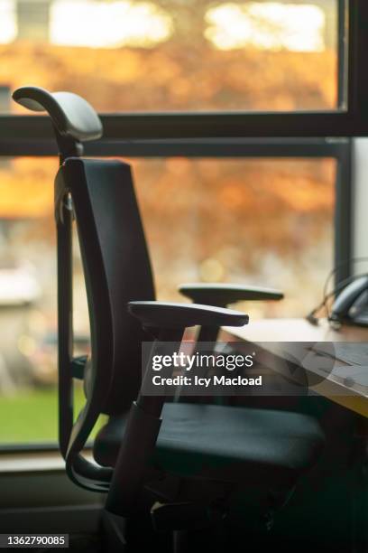 office deserted in the golden hour following the spread of teleworking - house golden hour stock pictures, royalty-free photos & images