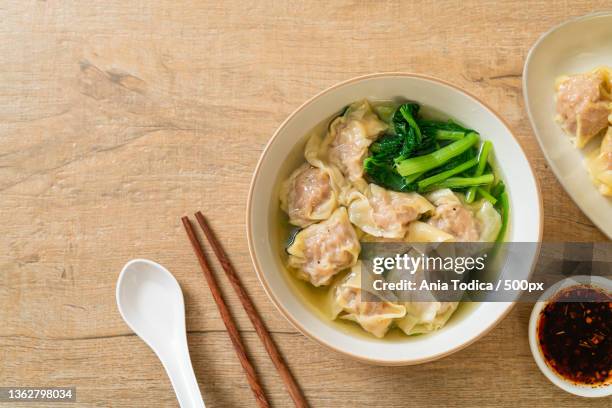 pork wonton soup or pork dumplings soup with vegetable - noodles stock pictures, royalty-free photos & images