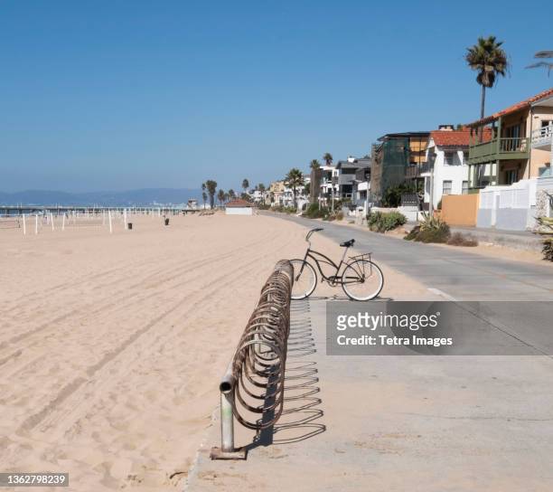 usa, california, los angeles, manhattan beach, beach walkway with bike rack - manhattan beach stockfoto's en -beelden