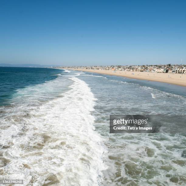 usa, california, los angeles, manhattan beach, ocean waves with horizon over beach - manhattan beach stock pictures, royalty-free photos & images