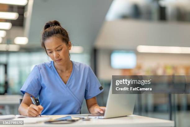 studente di medicina che studia - intern foto e immagini stock