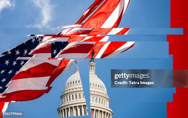 usa, washington d.c., broken usa capital building and american flag against blue sky - c usa stock-fotos und bilder