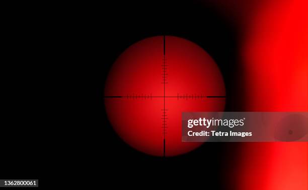 rifle target crosshair against red background - arme à feu photos et images de collection