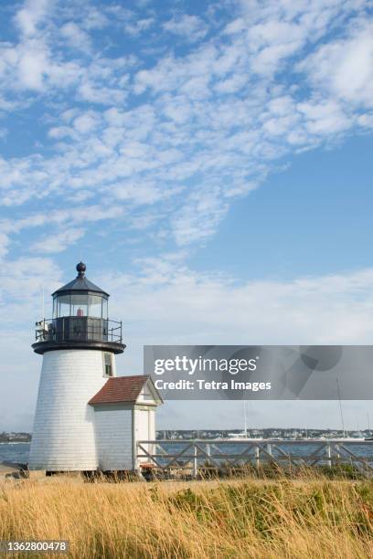 usa, massachusetts, cape cod, nantucket island, brant point lighthouse at nantucket harbor - nantucket foto e immagini stock