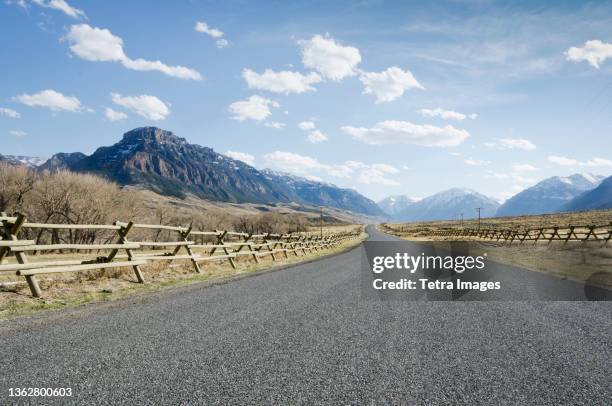 usa, wyoming, cody, shoshone national forest, empty southfork road near southfork road - cody stock-fotos und bilder