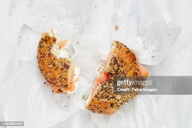 overhead view of bagel with lox and cream cheese - new york food stockfoto's en -beelden