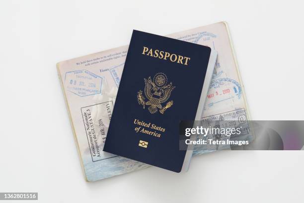 studio shot of american passports - pasaporte fotografías e imágenes de stock