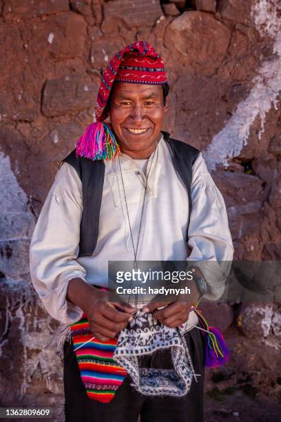 homem tricotando chapéu na ilha taquile, lago titicaca, peru - cultura peruana - fotografias e filmes do acervo