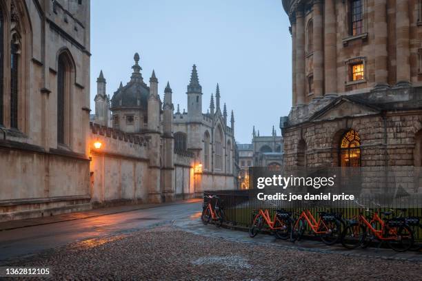 foggy, radcliffe square, oxford, oxfordshire, england - oxford universität stock-fotos und bilder