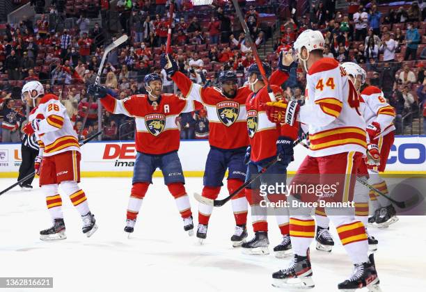 Patric Hornqvist of the Florida Panthers scores a powerplay goal at 5:58 of the first period against Jacob Markstrom of the Calgary Flames on January...