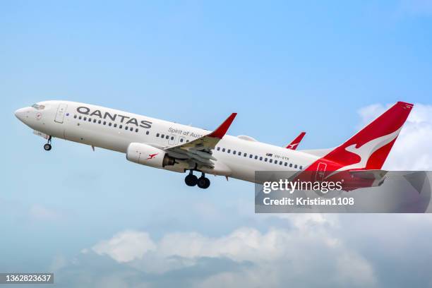 qantas boeing 737 departing brisbane international airport - qantas stockfoto's en -beelden