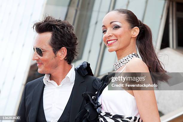 celebrity pareja sonriendo para la cámara - fama fotografías e imágenes de stock