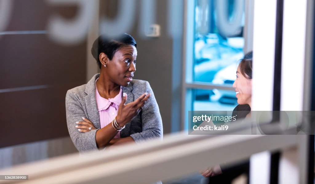 Afroamerikanische Geschäftsfrau im Gespräch mit Kollegen