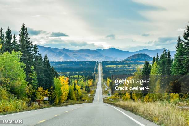 traveling across alaska in fall - alasca imagens e fotografias de stock