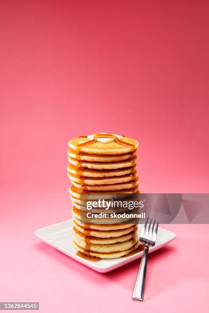 big tall stack of pancakes on pink background - food photography stock pictures, royalty-free photos & images