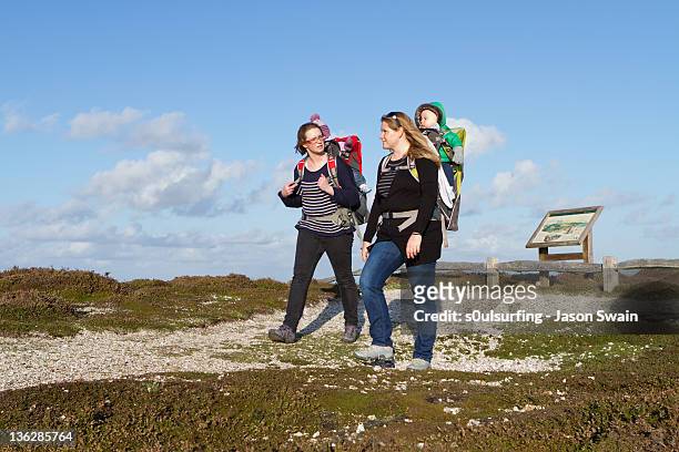 two mother and baby walking on coastal - isle of wight - fotografias e filmes do acervo
