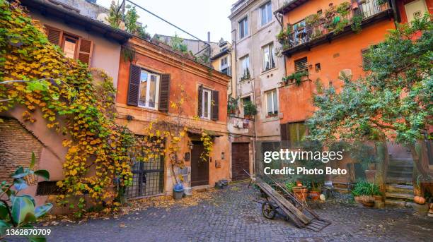 a glimpse of a beautiful and hidden little square in the campo de fiori district in the historic heart of rome - campo de fiori stockfoto's en -beelden