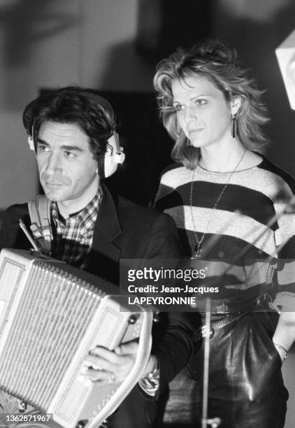 Richard Berry à l'accordéon accompagne sa femme, la chanteuse et actrice américaine Jeane Manson lors de l'enregistrement d'un disque dans un studio...
