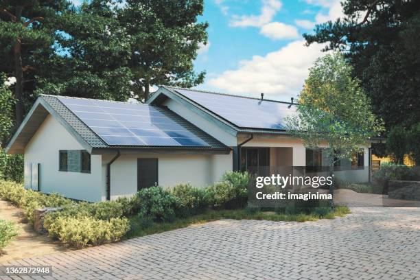 casa energéticamente eficiente con paneles solares y batería de pared para almacenamiento de energía - tejado fotografías e imágenes de stock