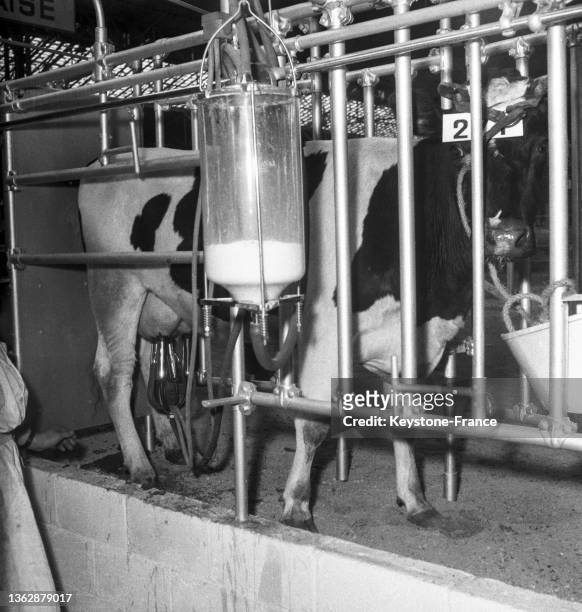 Présentation d'une machine pour tirer le lait au salon de la machin agricole, le 12 mars 1953.
