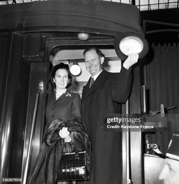 Douglas Dillon, ambassadeur des Etats-Unis et sa femme arrivent à la gare, le 06 mars 1953.