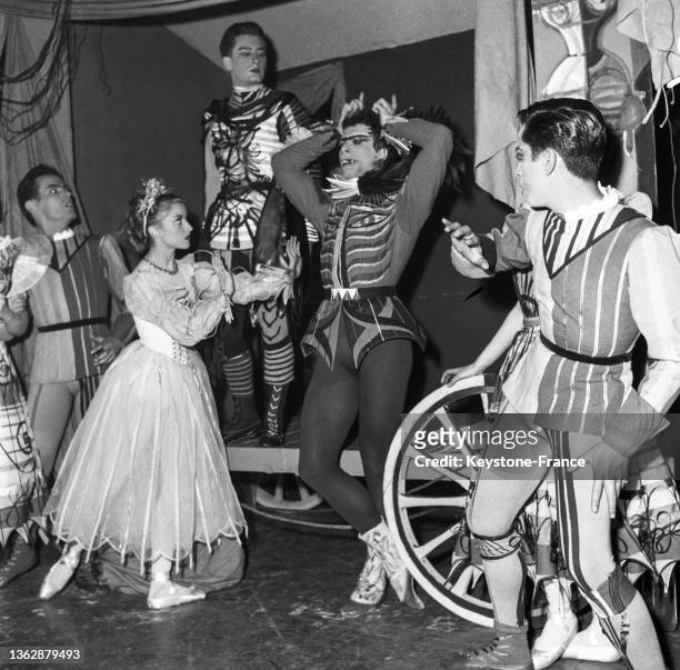 Le chorégraphe et danseur Roland Petit et la danseuse Violette Verdy jouent dans le ballet "Le loup", le 17 mars 1953.