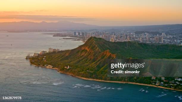 view of diamond head mountain with cityscape - diamond head stock pictures, royalty-free photos & images