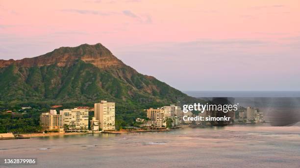 diamond head mountain and city - diamond head stock pictures, royalty-free photos & images